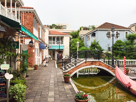 Greenery and walkways in the Jiyugaoka area